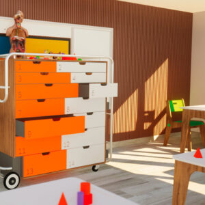 Imagen del Laboratorio de PlayLab donde el material didáctico se combina con herramientas digitales para potenciar el aprendizaje en la educación parvularia.