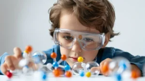 Niño utilizando modelos científicos en un laboratorio educativo con gafas de seguridad, representando el aprendizaje significativo para estudiantes con NEE