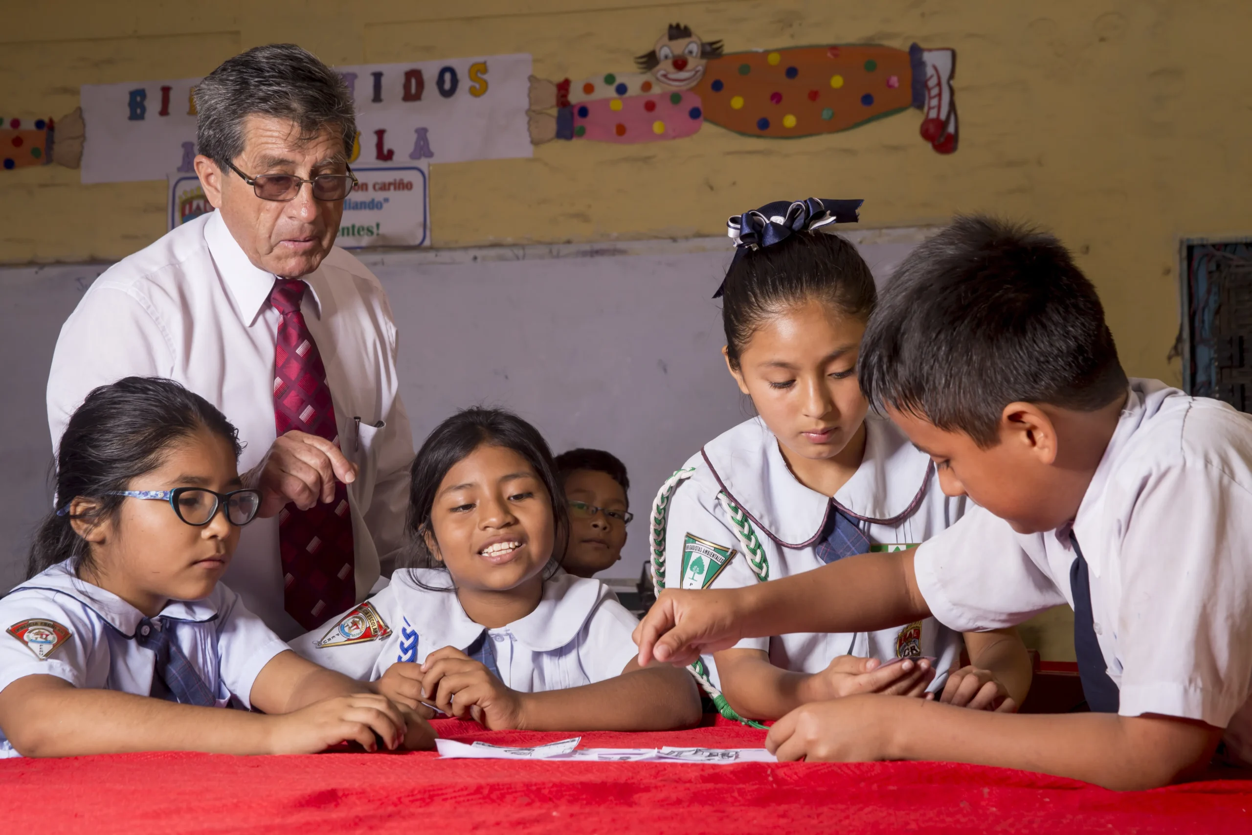 Docentes y estudiantes colaborando en un aula inclusiva