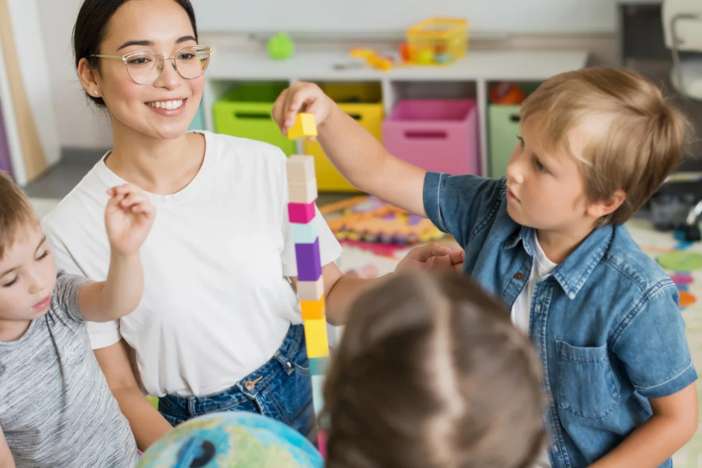 Profesora y estudiantes participando en actividades multisensoriales TEA dentro de un aula de educación inclusiva